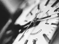 Klockan tickar långsamt, en påminnelse om att tiden går även när **vinter depression** gör att dagarna känns oändliga.