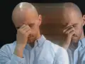 Dubbelbild av en man med slutna ögon som gnuggar sig i pannan, en bild av manodepressiv symtom.
