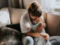 Mamma tröstar sitt barn på en soffa. En lugn stund som hjälper till att hantera oro.