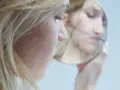 En kvinna ser sig i en trasig spegel, en bild av hur det kan vara att leva med en narcissist.