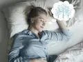En kvinna sover och drömmer om träd, som en del av en guidad meditation text.