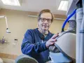 Man med glasögon vid medicinsk utrustning, en del av en ny svår depression behandling.