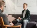 Ung man pratar med terapeut, hoppas på hjälp mot akut depression.