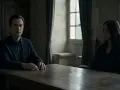 Man och kvinna sitter vid ett träbord. Han ser rakt fram, hon tittar bort. En scen som kan illustrera hur man hanterar en narcissist.