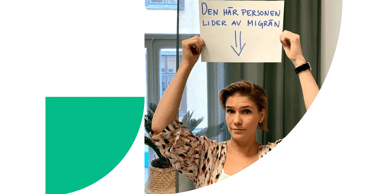 Kvinna håller upp skylt: "Den här personen lider av migrän". Stress kan orsaka domningar i ansiktet.