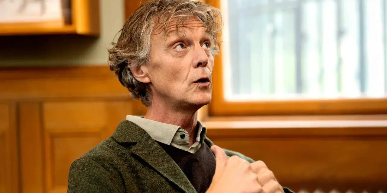 Man med grått hår och bekymrad blick, klädd i kavaj. Han kan ha fått en depression diagnos.