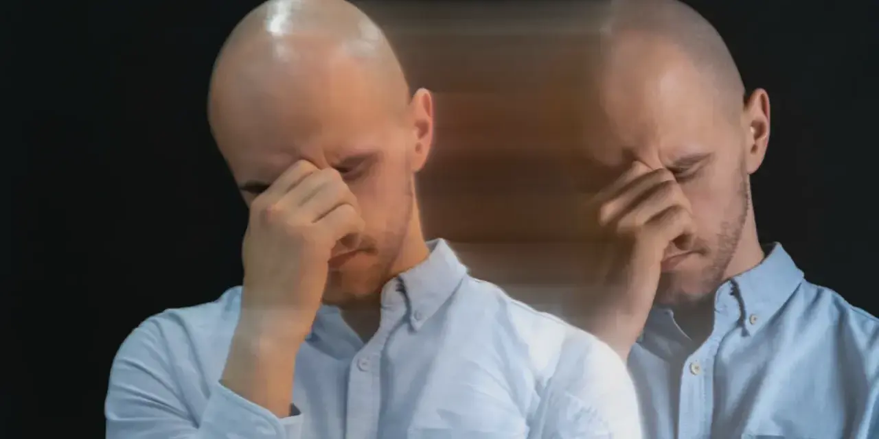 Dubbelbild av en man med slutna ögon som gnuggar sig i pannan, en bild av manodepressiv symtom.