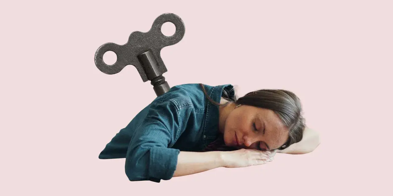En kvinna sover med en uppdragnyckel i ryggen, en symbol för utmattningssyndrom faser.