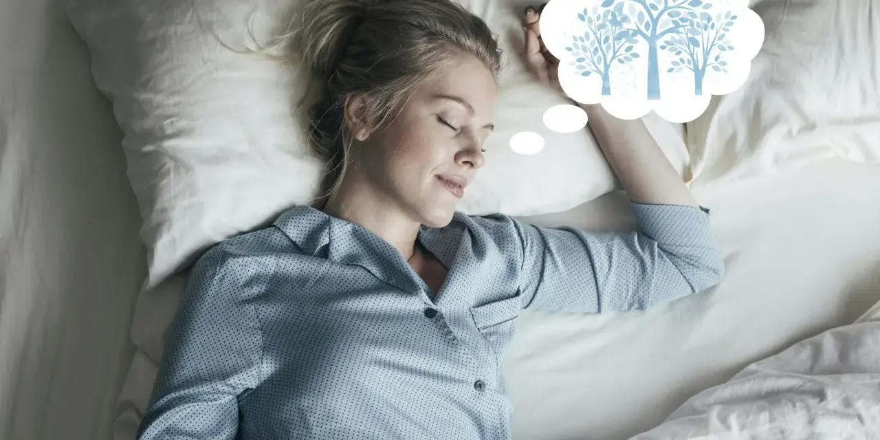 En kvinna sover och drömmer om träd, som en del av en guidad meditation text.