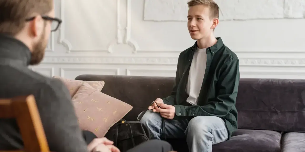 Ung man pratar med terapeut, hoppas på hjälp mot akut depression.