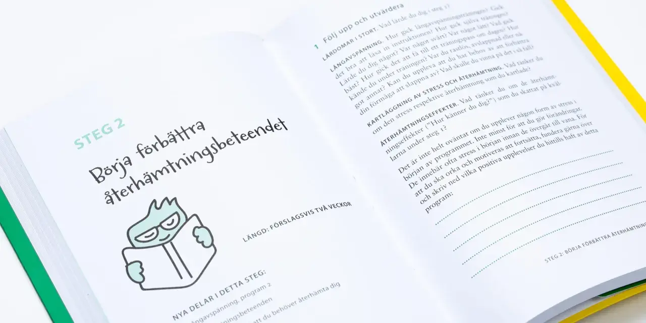 Steg 2: Börja förbättra återhämtningsbeteendet. En illustration av en grön figur med glasögon som läser en bok. Texten handlar om att hantera stress och undvika stress sjukskrivning.