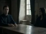 Man och kvinna sitter vid ett träbord. Han ser rakt fram, hon tittar bort. En scen som kan illustrera hur man hanterar en narcissist.