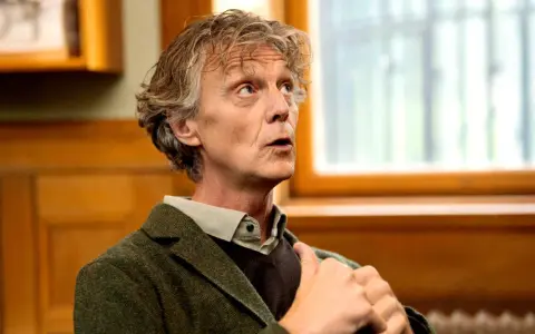 Man med grått hår och bekymrad blick, klädd i kavaj. Han kan ha fått en depression diagnos.