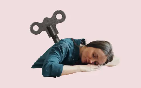 En kvinna sover med en uppdragnyckel i ryggen, en symbol för utmattningssyndrom faser.