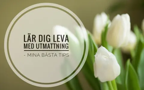 Vita tulpaner och texten "Lär dig leva med utmattning - mina bästa tips". En påminnelse om att ta hand om sig själv, särskilt vid utmattningssyndrom och sjukskrivning.