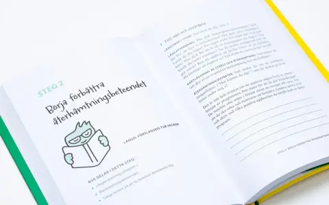 Steg 2: Börja förbättra återhämtningsbeteendet. En illustration av en grön figur med glasögon som läser en bok. Texten handlar om att hantera stress och undvika stress sjukskrivning.