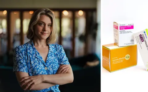 Kvinna med armarna i kors, bredvid mediciner som kan användas vid panikångest.