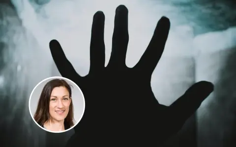 En kvinna ler i en cirkel, medan en mörk hand syns mot en dimmig bakgrund. Bilden kan illustrera hur haschpsykos symtom kan kännas.