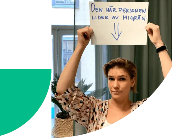 Kvinna håller upp skylt: "Den här personen lider av migrän". Stress kan orsaka domningar i ansiktet.