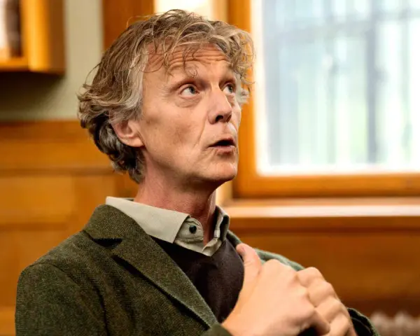 Man med grått hår och bekymrad blick, klädd i kavaj. Han kan ha fått en depression diagnos.