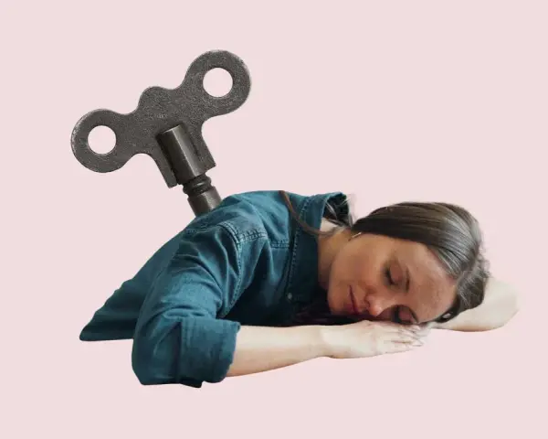 En kvinna sover med en uppdragnyckel i ryggen, en symbol för utmattningssyndrom faser.