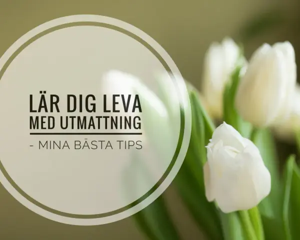 Vita tulpaner och texten "Lär dig leva med utmattning - mina bästa tips". En påminnelse om att ta hand om sig själv, särskilt vid utmattningssyndrom och sjukskrivning.