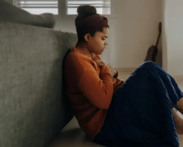 En kvinna med graviditetens tyngd och oro, en känsla av gravid depression som skymmer familjelivets glädje.