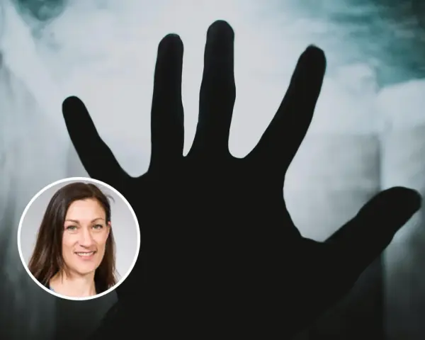 En kvinna ler i en cirkel, medan en mörk hand syns mot en dimmig bakgrund. Bilden kan illustrera hur haschpsykos symtom kan kännas.