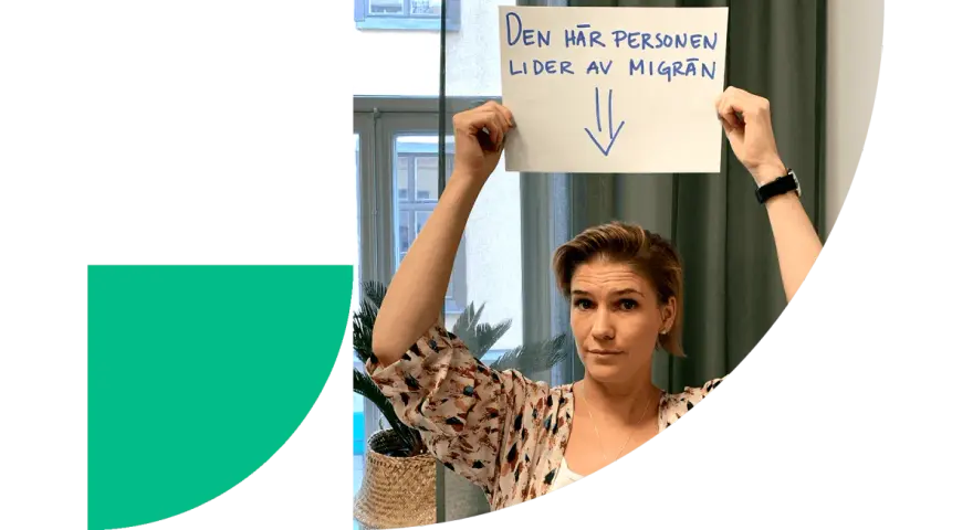 Kvinna håller upp skylt: "Den här personen lider av migrän". Stress kan orsaka domningar i ansiktet.