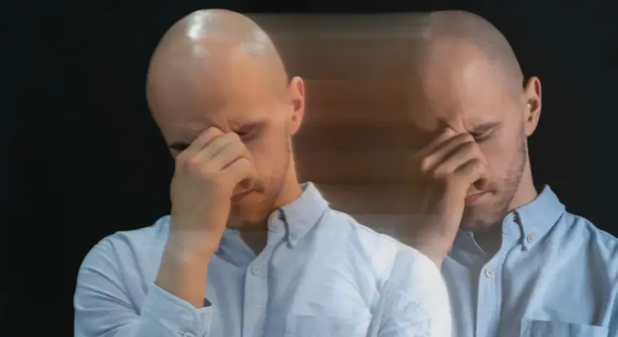 Dubbelbild av en man med slutna ögon som gnuggar sig i pannan, en bild av manodepressiv symtom.