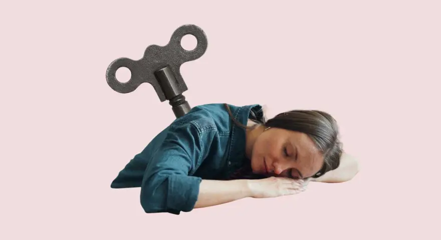 En kvinna sover med en uppdragnyckel i ryggen, en symbol för utmattningssyndrom faser.