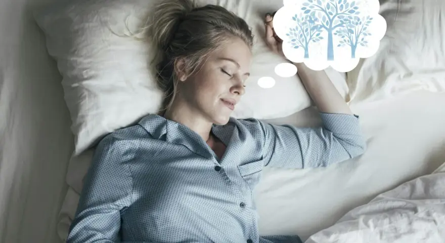 En kvinna sover och drömmer om träd, som en del av en guidad meditation text.