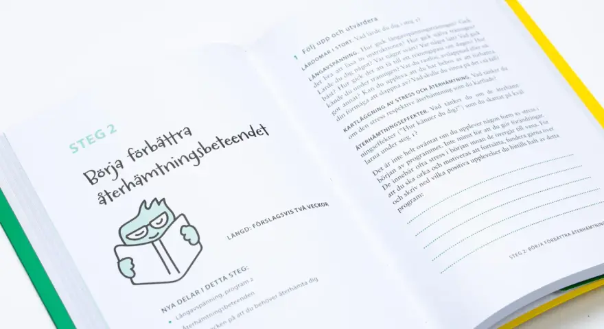 Steg 2: Börja förbättra återhämtningsbeteendet. En illustration av en grön figur med glasögon som läser en bok. Texten handlar om att hantera stress och undvika stress sjukskrivning.