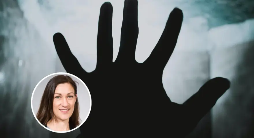 En kvinna ler i en cirkel, medan en mörk hand syns mot en dimmig bakgrund. Bilden kan illustrera hur haschpsykos symtom kan kännas.