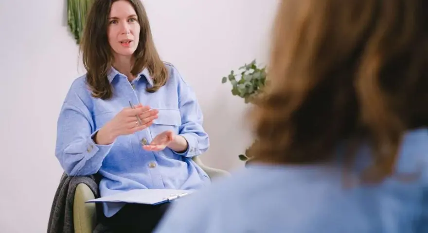 En terapeut förklarar vad betyder abstinens för en patient under ett samtal.