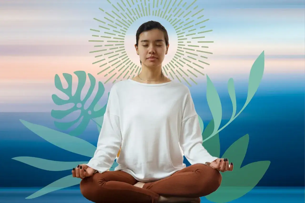 Kvinna i meditationsställning, omgiven av gröna blad och en solliknande gloria. Bilden utstrålar mental avslappning och lugn.