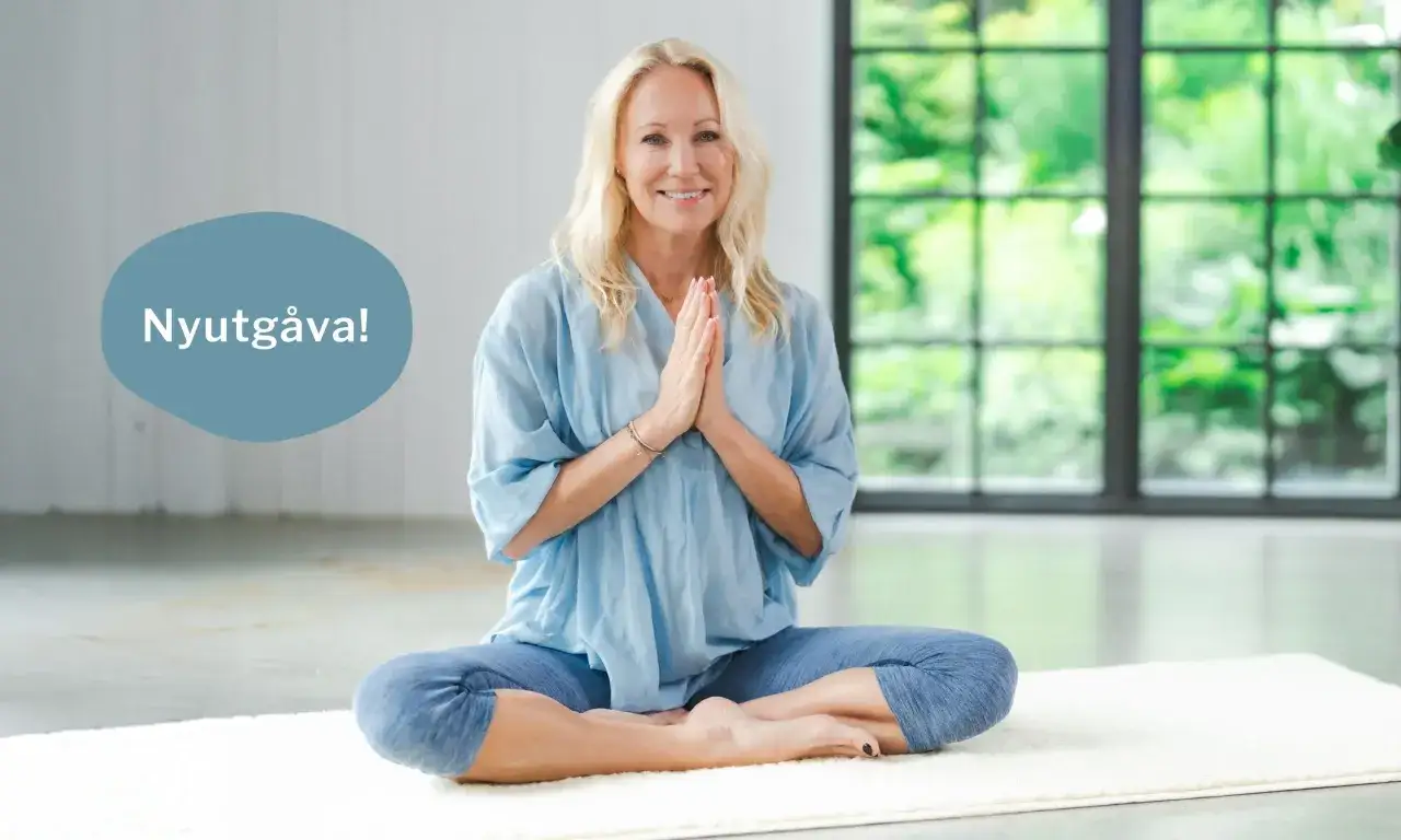 Kvinna i meditationsställning, med händerna i bön. Hon utstrålar lugn och inre frid, redo för meditation och andning.