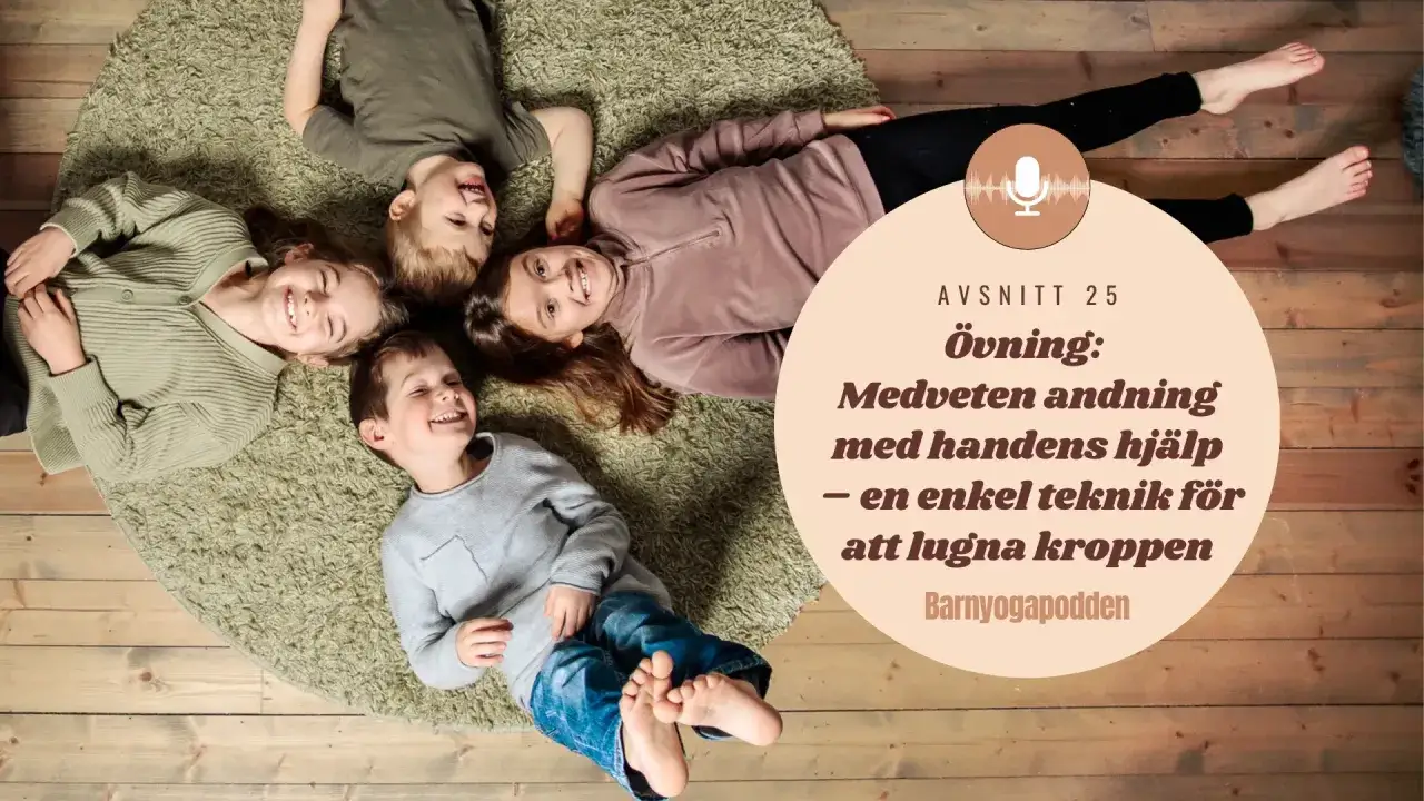 Fyra barn ligger p&aring; en matta och skrattar. En &ouml;vning i medveten andning med handens hj&auml;lp ger inre lugn. Barnyogapodden.