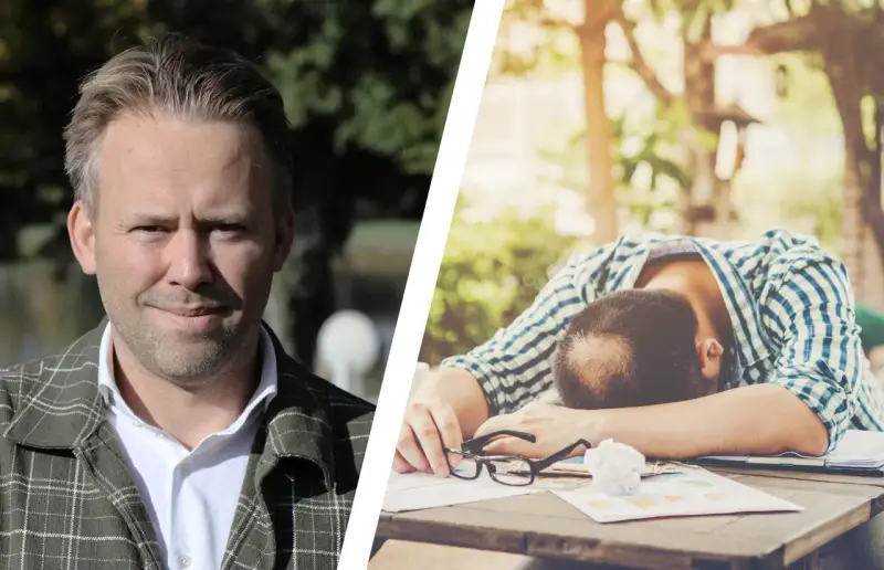 En man tittar framåt, medan en annan man ligger utslagen över ett bord, en bild som kan symbolisera vår depression.